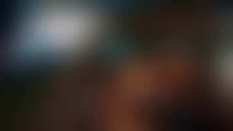Due donne sdraiate nel portellone aperto di una station wagon al cinema drive-in, sotto una coperta scozzese; una scosta i capelli dal viso dell'altra prima che si bacino, con il fascio del proiettore e le file di auto parcheggiate alle spalle.