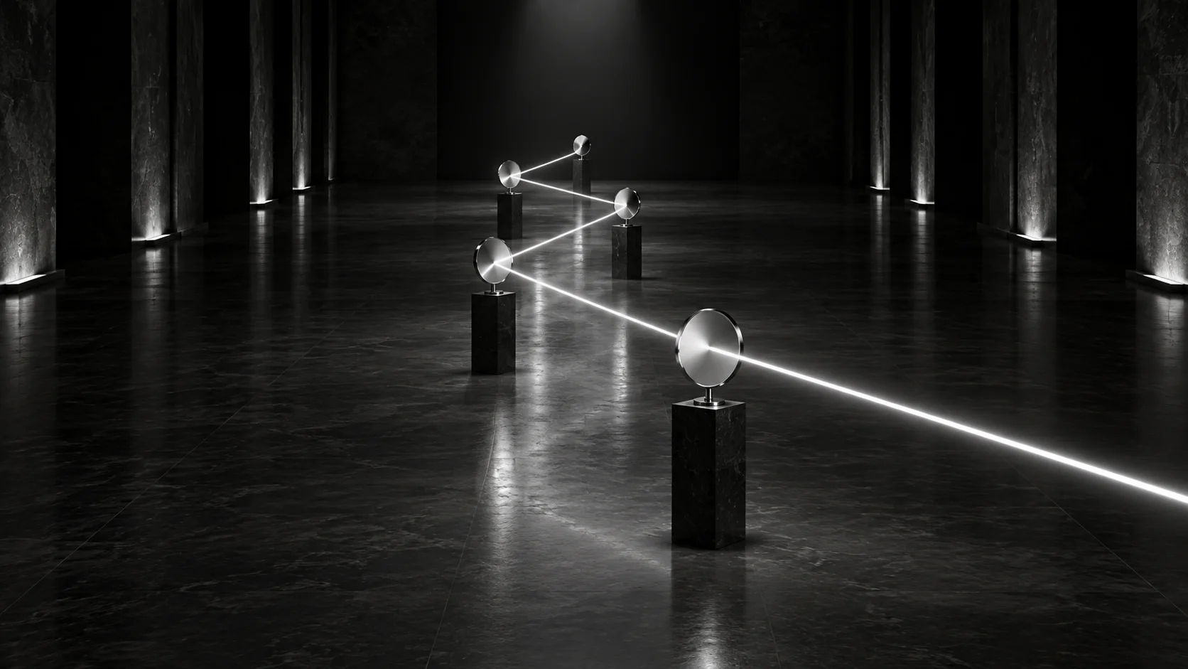 Titelbild für Beam 1.0: eine Halle in Schwarz-Weiß, in der ein einziger weißer Laserstrahl im Zickzack zwischen kleinen runden Spiegeln auf Steinsockeln weit in die Tiefe springt.