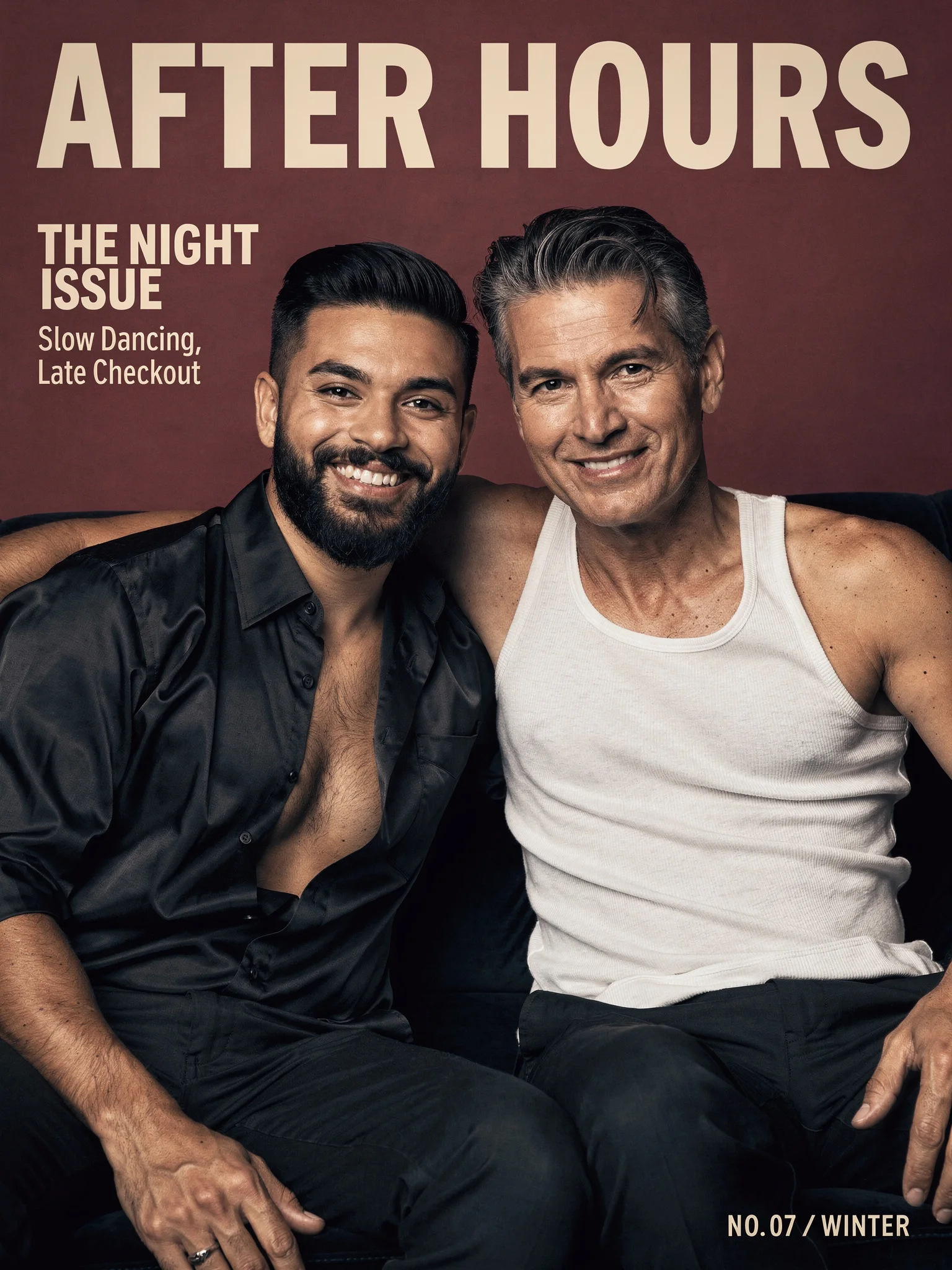 Ein Hochglanz-Magazincover mit dem Titel AFTER HOURS: zwei lächelnde Männer auf einem dunklen Samtsofa vor ochsenblutrotem Hintergrund, mit Titelzeilen und einer Ausgabenzeile in elfenbeinfarbener Schrift