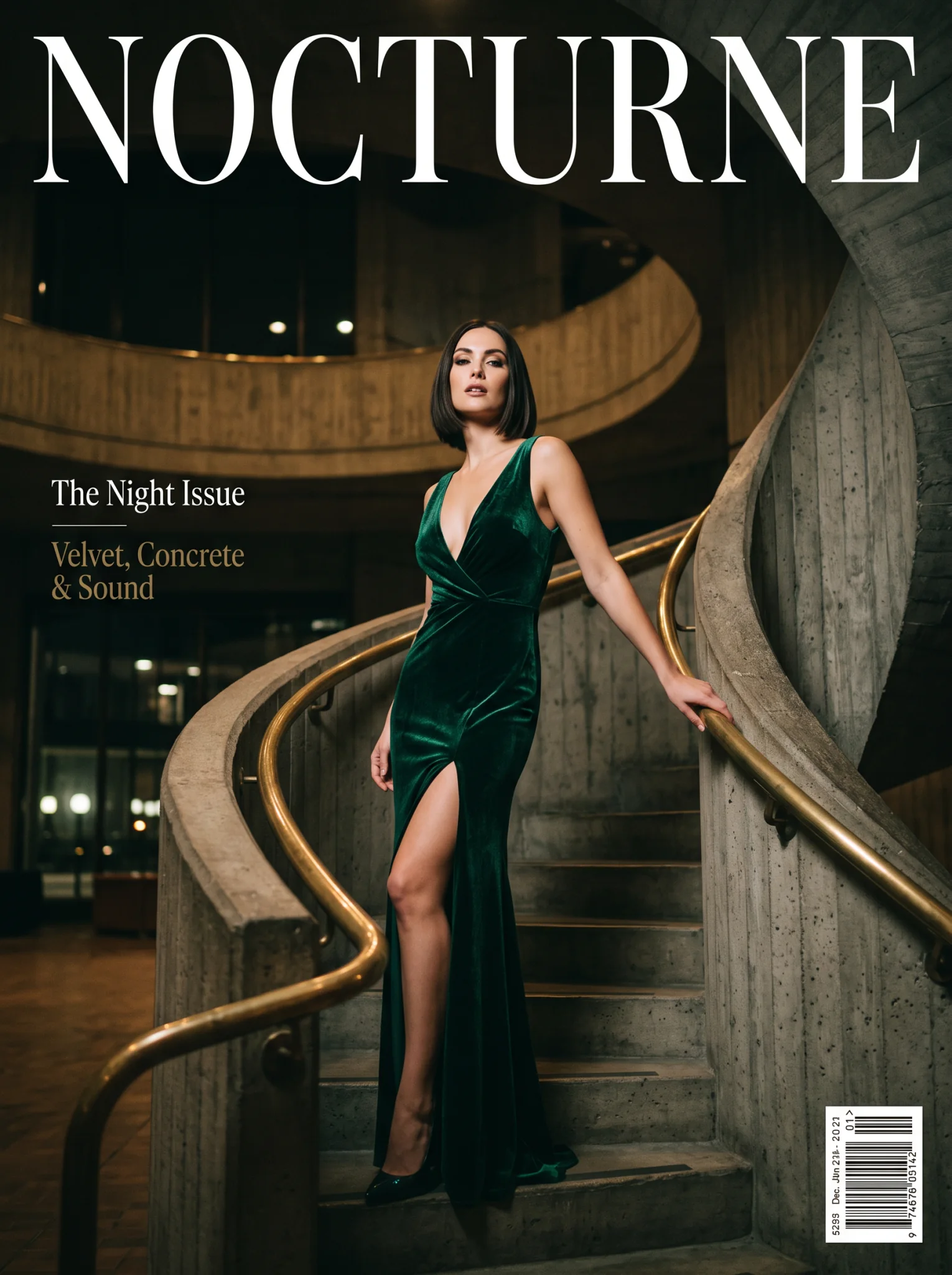 Couverture de magazine avec le titre NOCTURNE en hautes capitales blanches à empattements. Une femme au carré sombre, en robe de velours émeraude, se tient sur un escalier en béton courbe à rampe de laiton. Les accroches à gauche disent The Night Issue et Velvet, Concrete and Sound ; un petit code-barres figure en bas à droite.