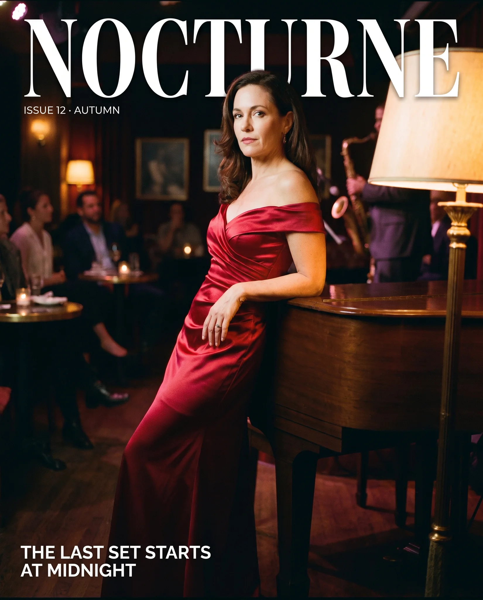 Okładka magazynu z tytułem NOCTURNE: kobieta w czerwonej satynowej sukni przy fortepianie w klubie jazzowym, z linijką numeru i linijką okładki białymi literami